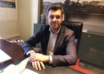 Sandomierz szuka oszczędności, wyłączając wieczorem oświetlenie na części ulic – mówi burmistrz Marcin Marzec.