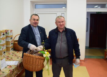 Sandomierz: Schroniska dla bezdomnych obdarowane koszami ze święconką.