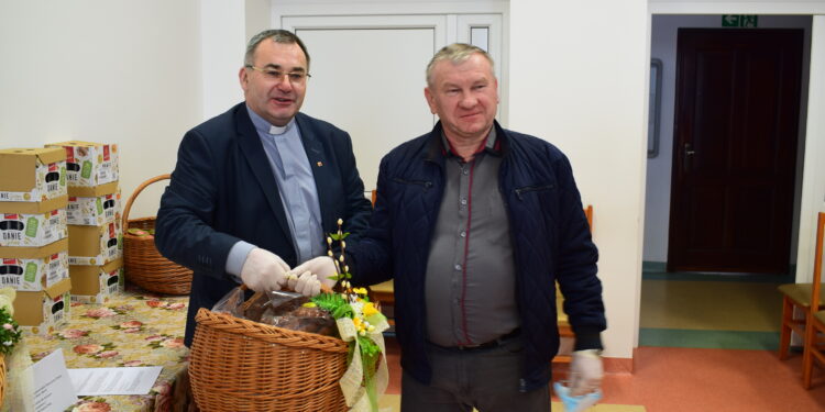 Sandomierz: Schroniska dla bezdomnych obdarowane koszami ze święconką.