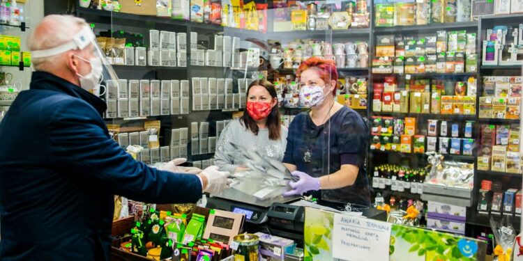 Tarnobrzeg. Z przyłbicami do sprzedawców i nie tylko.