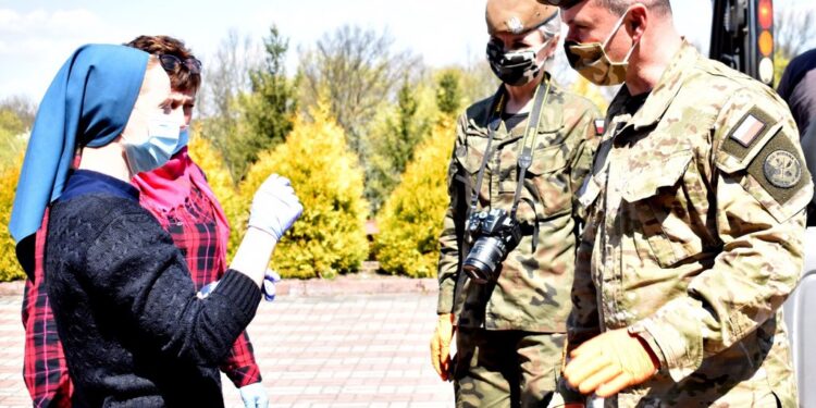 Kurozwęki: Sandomierscy terytorialsi wsparli DPS w Kurozwękach.