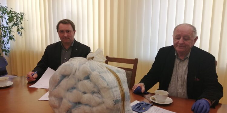 Sandomierz: Tysiąc maseczek dla szpitala od byłego rektora Politechniki Świętokrzyskiej Stanisława Adamczaka.