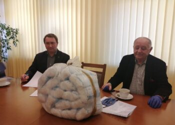 Tysiąc maseczek podarował szpitalowi w Sandomierzu były rektor Politechniki Świętokrzyskiej. – Miałem nowotwór, szpitale się spisały. Teraz ja postanowiłem pomóc – mówi Stanisław Adamczak