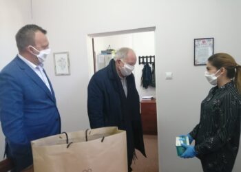 Sandomierz: Kolejny raz profesor Stanisław Adamczak niesie pomoc w czasie epidemii.