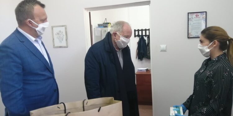 Sandomierz: Kolejny raz profesor Stanisław Adamczak niesie pomoc w czasie epidemii.