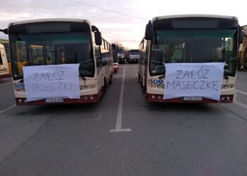 Sandomierz: Maseczki na autobusach przypominają o nowym obowiązku.