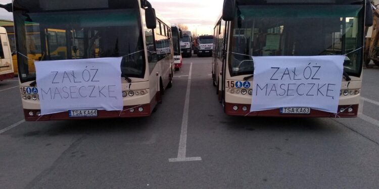 Sandomierz: Maseczki na autobusach przypominają o nowym obowiązku.