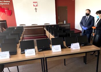 Sandomierz: 630 tys. zł na zakup laptopów w ramach rządowego programu „Zdalna szkoła” w powiecie sandomierskim.