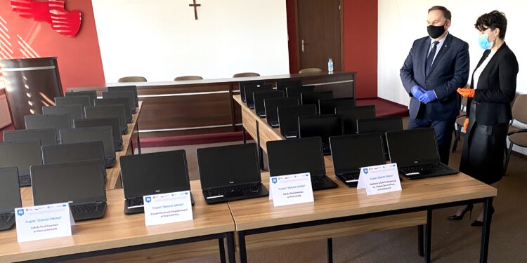 Sandomierz: 630 tys. zł na zakup laptopów w ramach rządowego programu „Zdalna szkoła” w powiecie sandomierskim.