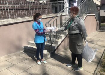 Sandomierz: Harcerze przekazali policji maseczki ochronne.