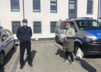 Sandomierz: Harcerze przekazali policji maseczki ochronne.
