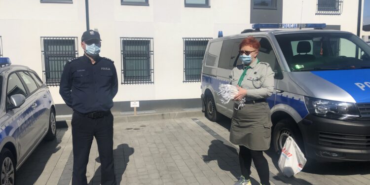 Sandomierz: Harcerze przekazali policji maseczki ochronne.