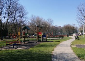 Sandomierz: Wolontariusze PCK pomagają w czasie epidemii.