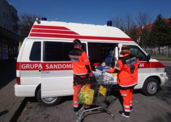Sandomierz: Wolontariusze PCK pomagają w czasie epidemii.