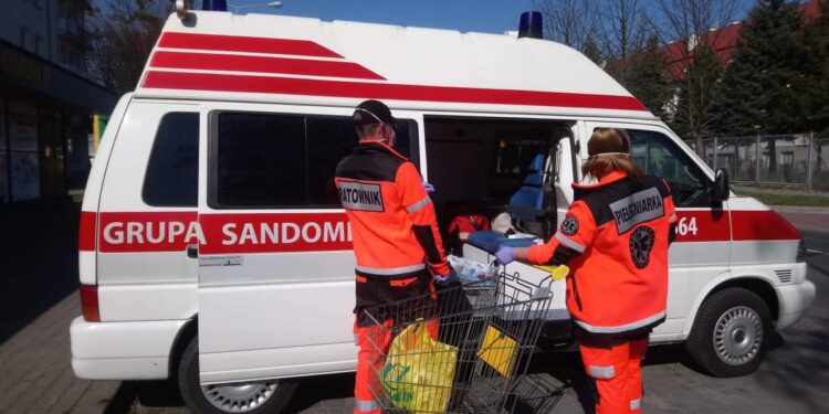 Sandomierz: Wolontariusze PCK pomagają w czasie epidemii.