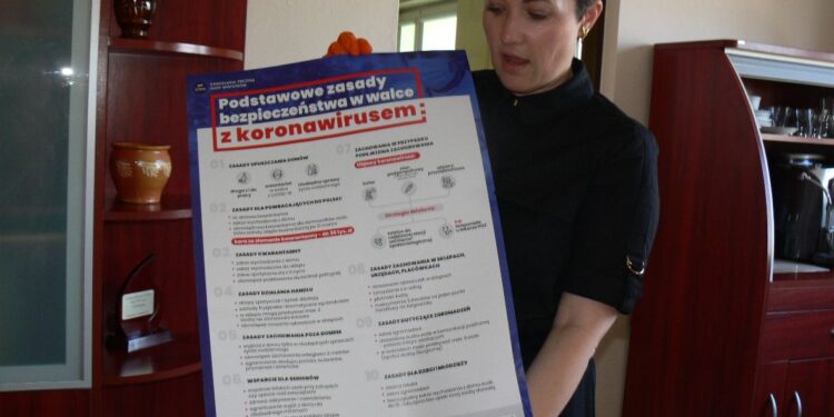 Koprzywnica: Sto plakatów od terytorialsów przypomina o zasadach w czasie epidemii.