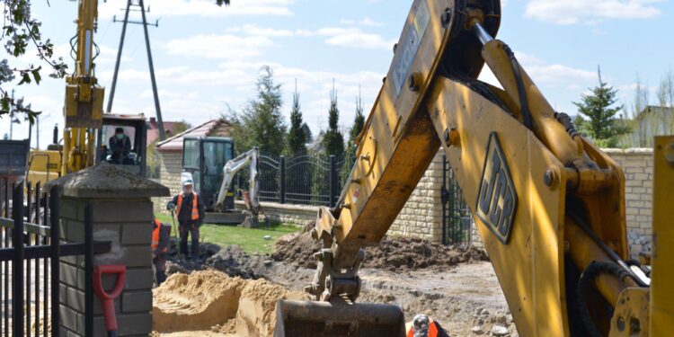Sandomierz: Trwa budowa kanalizacji na ulicy Polnej.
