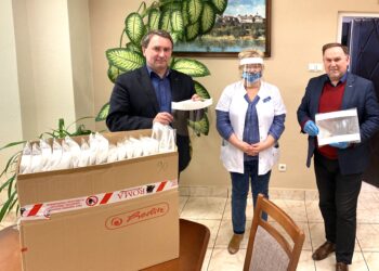 Sandomierz: Przyłbice i rękawiczki od sandomierskiego parlamentarzysty dla służb w czasie epidemii.