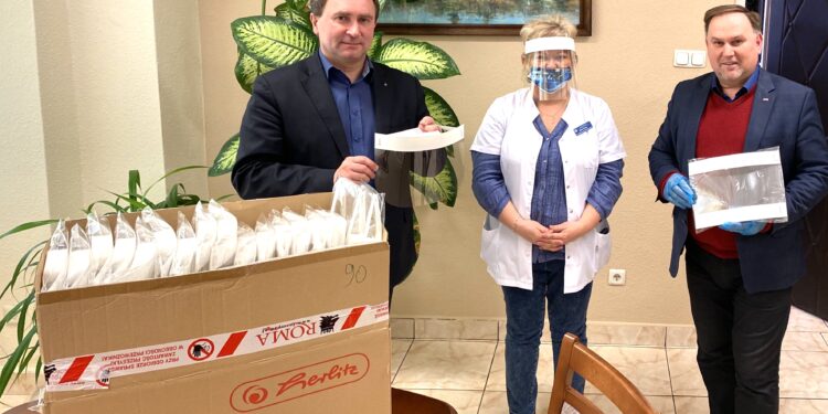 Sandomierz: Przyłbice i rękawiczki od sandomierskiego parlamentarzysty dla służb w czasie epidemii.