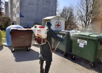 Sandomierz: Dezynfekcja altan śmietnikowych.