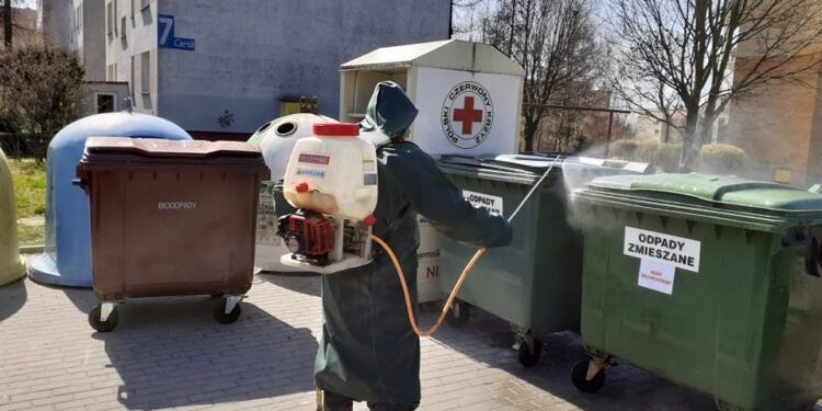 Sandomierz: Dezynfekcja altan śmietnikowych.