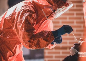 Podkarpacie, Stalowa Wola: Terytorialsi pobierają próbki do badań, szyją maseczki i pomagają szpitalom