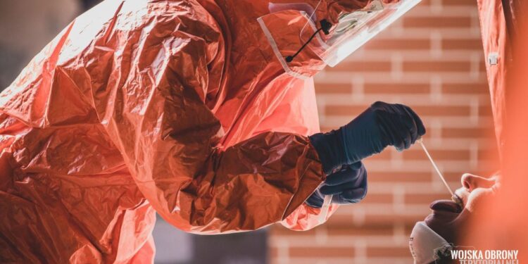 Podkarpacie, Stalowa Wola: Terytorialsi pobierają próbki do badań, szyją maseczki i pomagają szpitalom