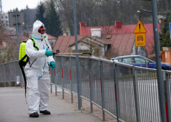 Staszów. Dezynfekują miejsca uczęszczane przez mieszkańców