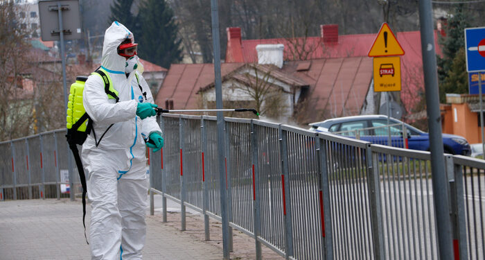 Staszów. Dezynfekują miejsca uczęszczane przez mieszkańców