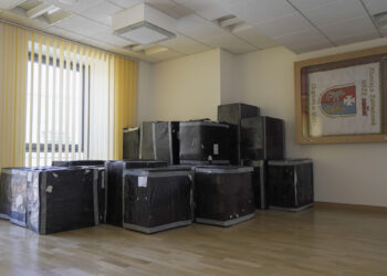 Podkarpacie: 4500 kombinezonów od samorządu województwa trafi do podkarpackich szpitali.