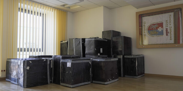 Podkarpacie: 4500 kombinezonów od samorządu województwa trafi do podkarpackich szpitali.