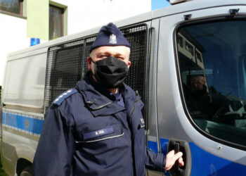 Nisko: Policjanci rozdawali maseczki