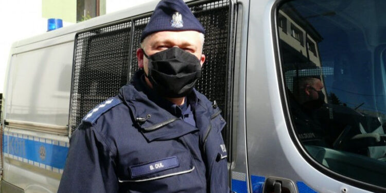 Nisko: Policjanci rozdawali maseczki