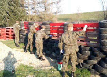 Sandomierz: Zawsze gotowi, zawsze blisko – sandomierscy terytorialsi pomogli bezdomnym psom.