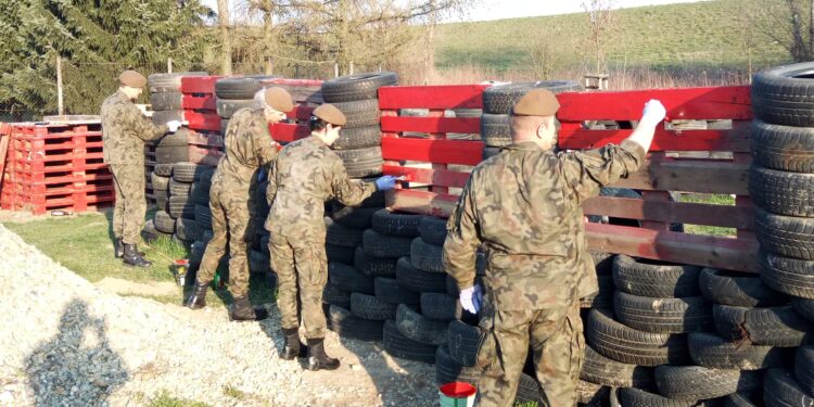 Sandomierz: Zawsze gotowi, zawsze blisko – sandomierscy terytorialsi pomogli bezdomnym psom.