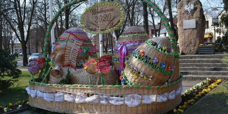 Rudnik nad Sanem: Wiklinowe pisanki Burmistrza z życzeniami.