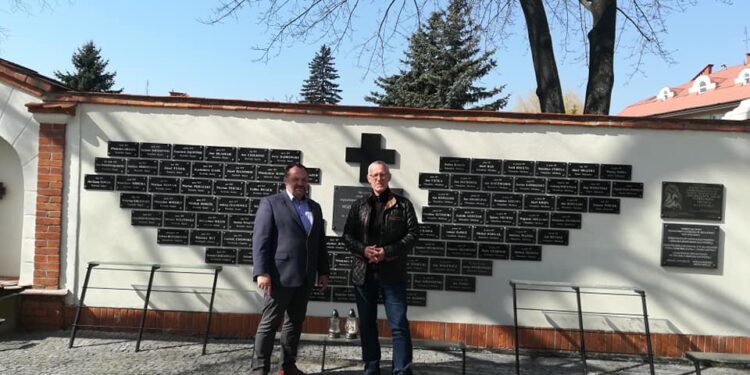 Mielec: Kolejne tabliczki na Ścianie Katyńskiej.