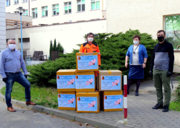 Stalowa Wola: Do placówek medycznych, opiekuńczych i strażaków trafiły koleje maseczki.