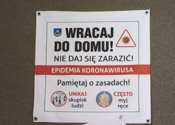Tarnobrzeg. Komunikaty na ławeczkach w mieście. Mają przypominać o zagrożeniu.