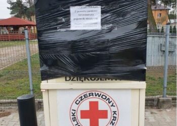 Sandomierz: Część pojemników PCK na odzież używaną nieczynna.