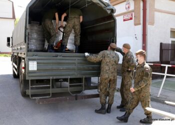 Staszów. Terytorialsi pomagają