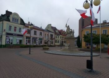 Tarnobrzeg. Powieś flagę.