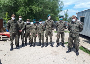 Sandomierz: Nowa kładka, prace w drewutni i służba braciom mniejszym – sandomierscy terytorialsi wspierają schronisko dla psów. FOTOGALERIA