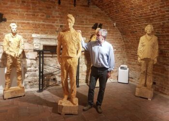 Tarnobrzeg. Wystawa rzeźby. „Twarze dopieszczone za pomocą siekiery”.