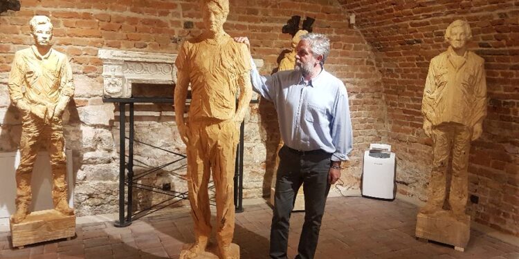 Tarnobrzeg. Wystawa rzeźby. „Twarze dopieszczone za pomocą siekiery”.