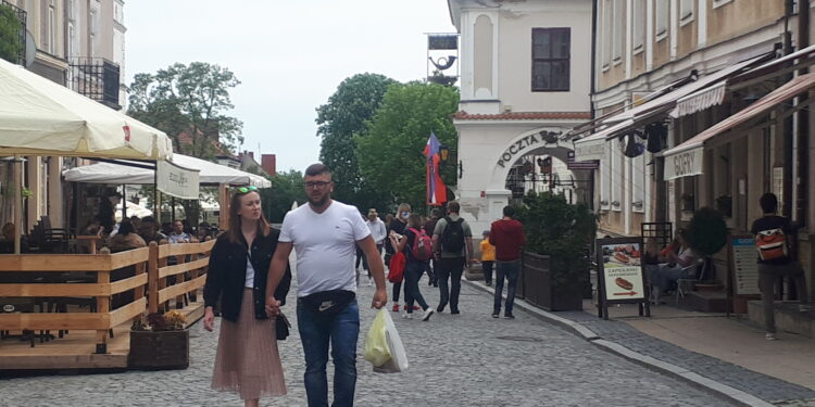 Sandomierz: Liczba turystów rośnie z weekendu na weekend.