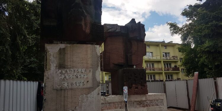 Tarnobrzeg. Rozpoczęła się modernizacja pomnika „Jędrusiów”.