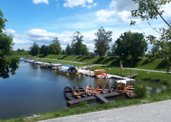 Sandomierz: Kajaki, pływające kaczuszki i łabądki czekają na turystów i mieszkańców.