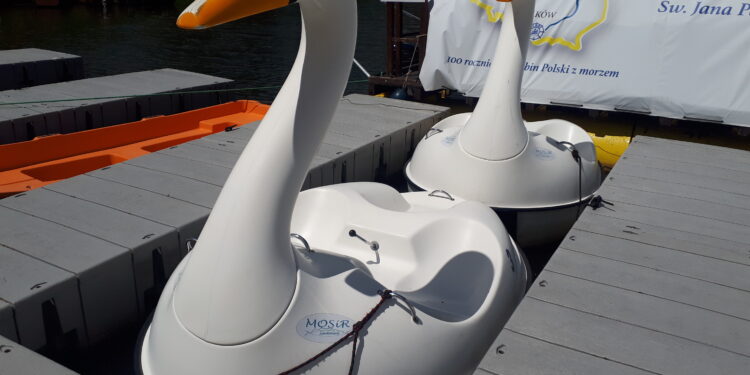 Sandomierz: Kajaki, pływające kaczuszki i łabądki czekają na turystów i mieszkańców.