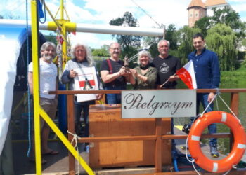 Sandomierz: Czterech członków załogi, trzy rocznice, jedna tratwa. „Pielgrzym” zawitał do starego portu.